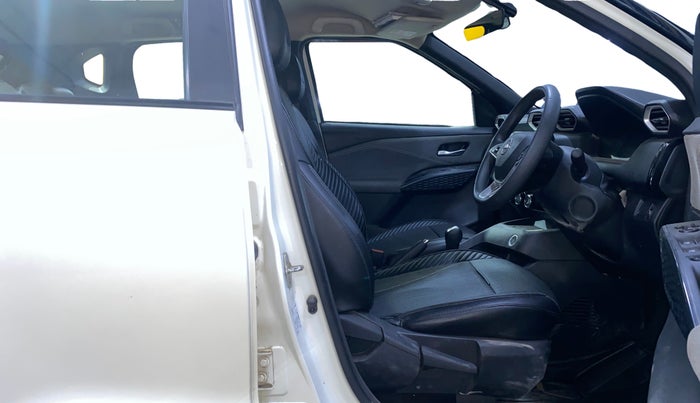 2024 Nissan MAGNITE N-Connecta B4D 1.0 Petrol AMT Dual Tone, Petrol, Automatic, 16,035 km, Right Side Front Door Cabin