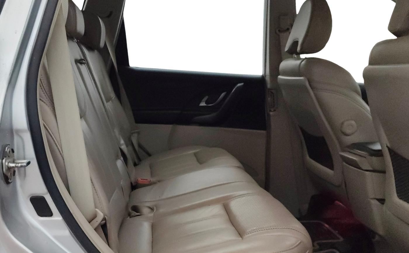 2016 Mahindra XUV500 W10, Diesel, Manual, 1,15,976 km, Right Side Rear Door Cabin