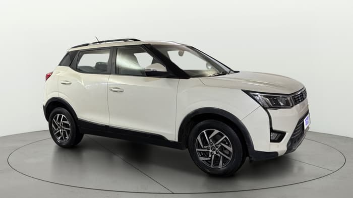 2022 Mahindra XUV300 W8 (O) 1.2 PETROL AMT, Petrol, Automatic, 59,563 km, Right Front Diagonal
