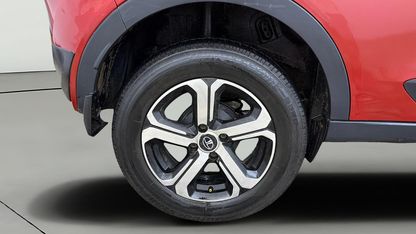 2018 Tata NEXON XM PETROL, CNG, Manual, 1,04,939 km, Right Rear Wheel