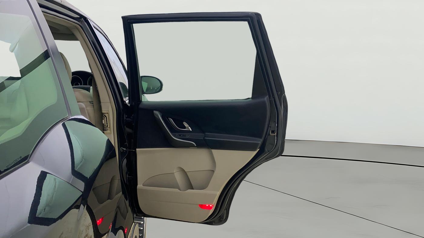 2016 Mahindra XUV500 W10 AT, Diesel, Automatic, 1,11,214 km, RHS Rear Door
