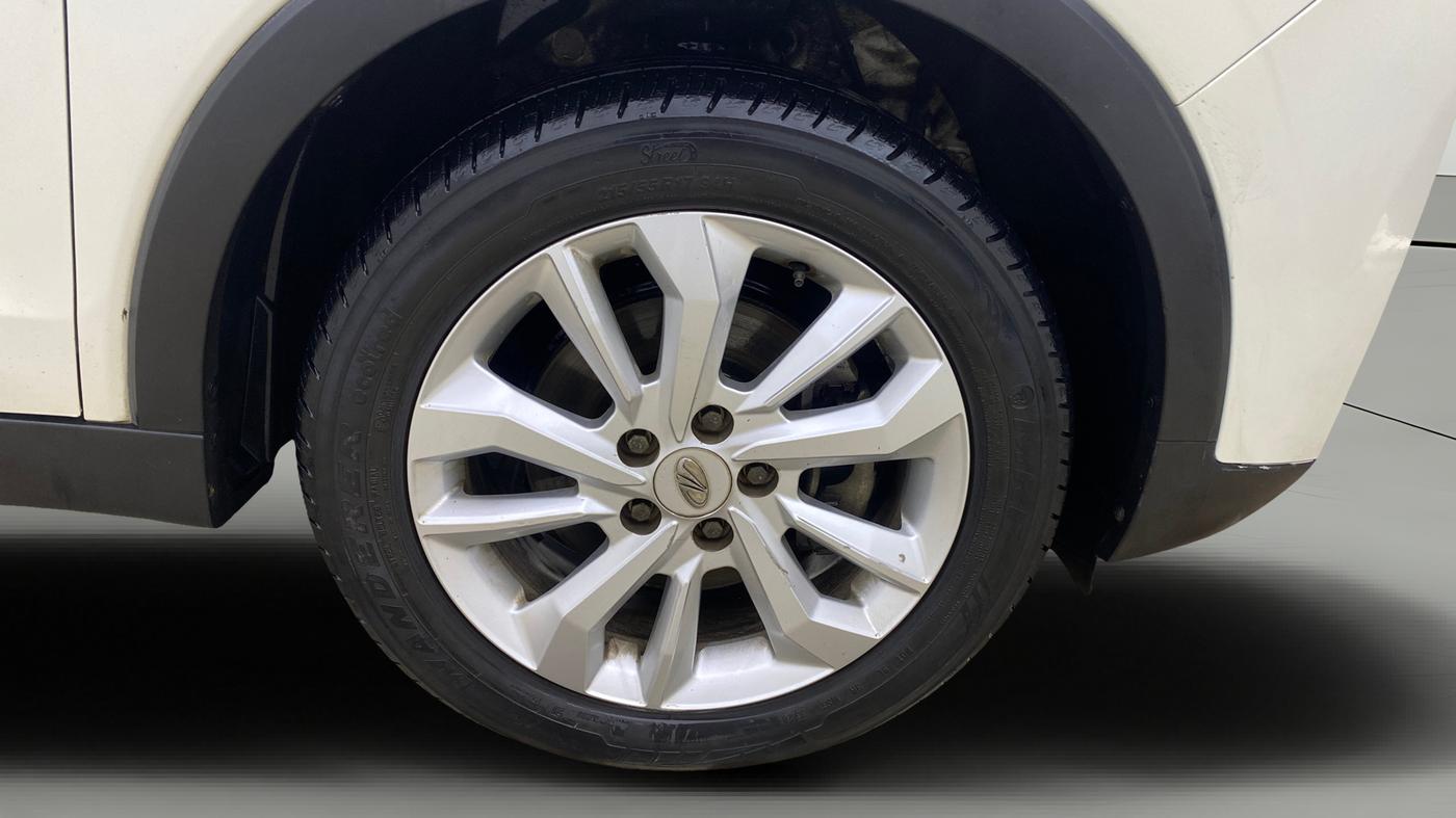2020 Mahindra XUV300 W8 1.5 DIESEL, Diesel, Manual, 45,333 km, Right Front Wheel