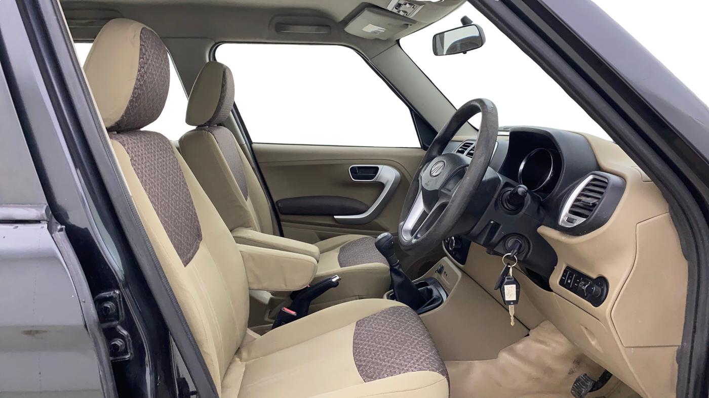 2016 Mahindra TUV300 T8, Diesel, Manual, 1,24,479 km, Right Side Front Door Cabin