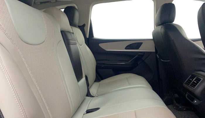 2022 Mahindra XUV700 AX 5 D MT 7 STR, Diesel, Manual, 33,379 km, Right Side Rear Door Cabin