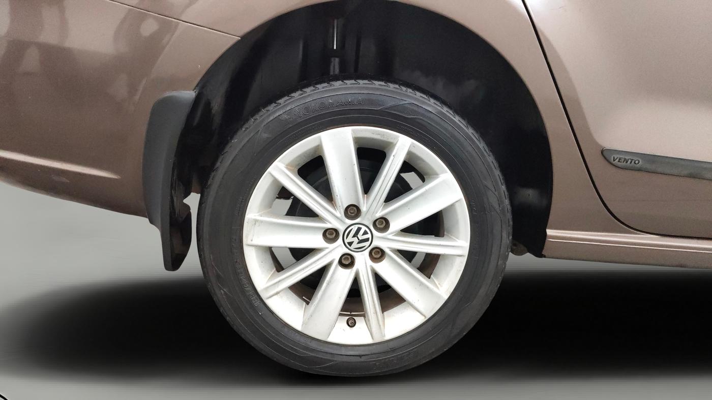 2014 Volkswagen Vento HIGHLINE PETROL AT, Petrol, Automatic, 92,363 km, Right Rear Wheel