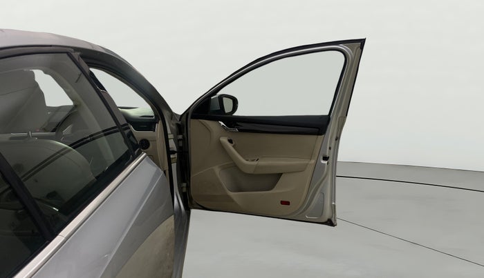 2016 Skoda Octavia STYLE PLUS AT 1.8 TSI, Petrol, Automatic, 65,982 km, RHS Front Door