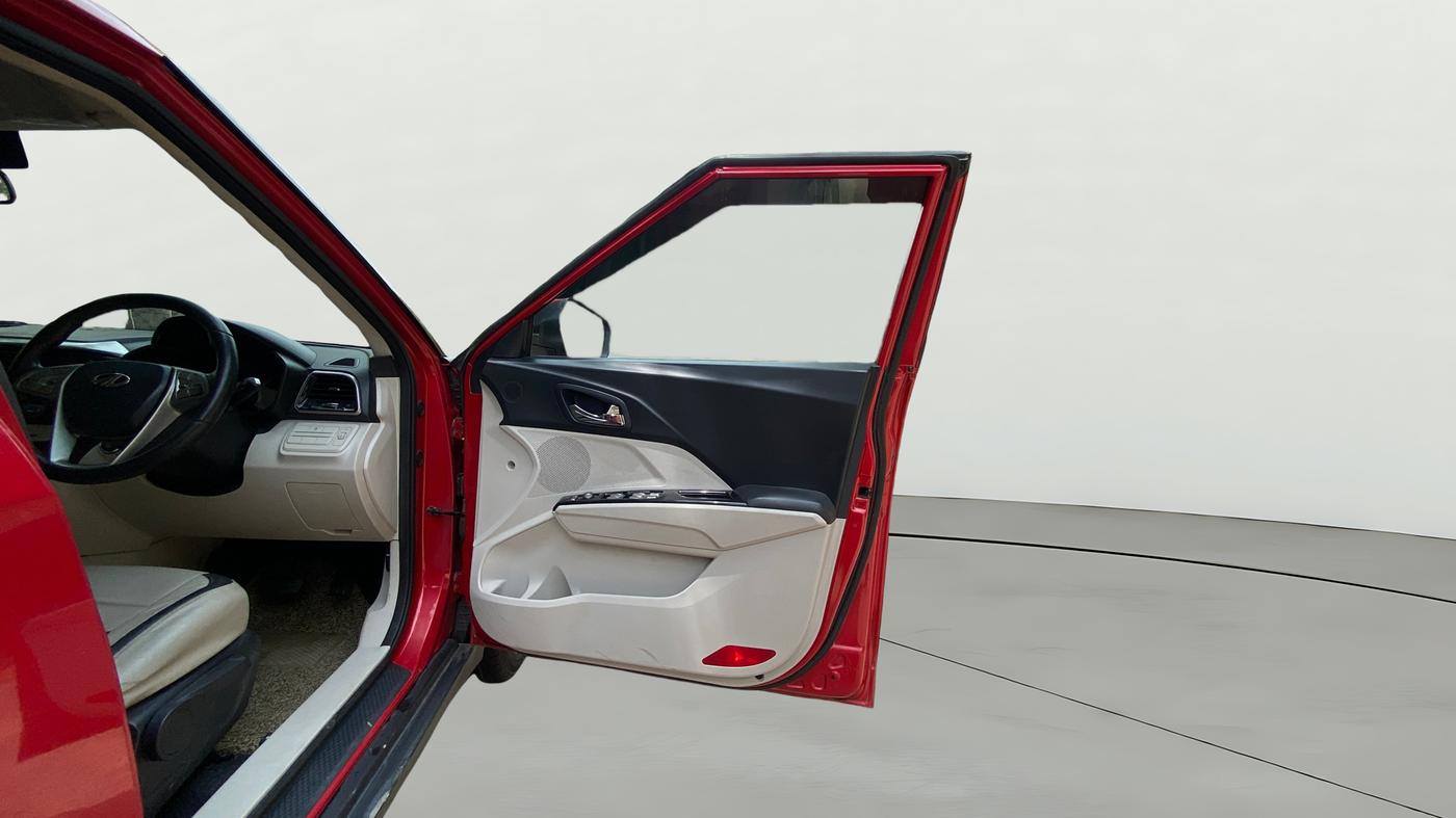 2019 Mahindra XUV300 W8 1.5 DIESEL AMT, Diesel, Automatic, 1,02,026 km, RHS Front Door