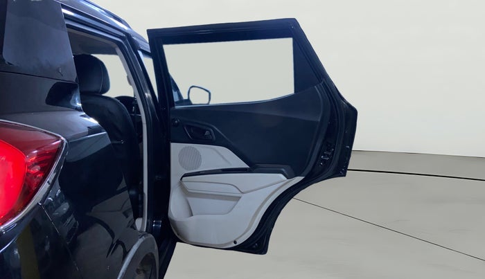 2021 Mahindra XUV300 W6 1.5 Sunroof Diesel, Diesel, Manual, 1,35,953 km, RHS Rear Door