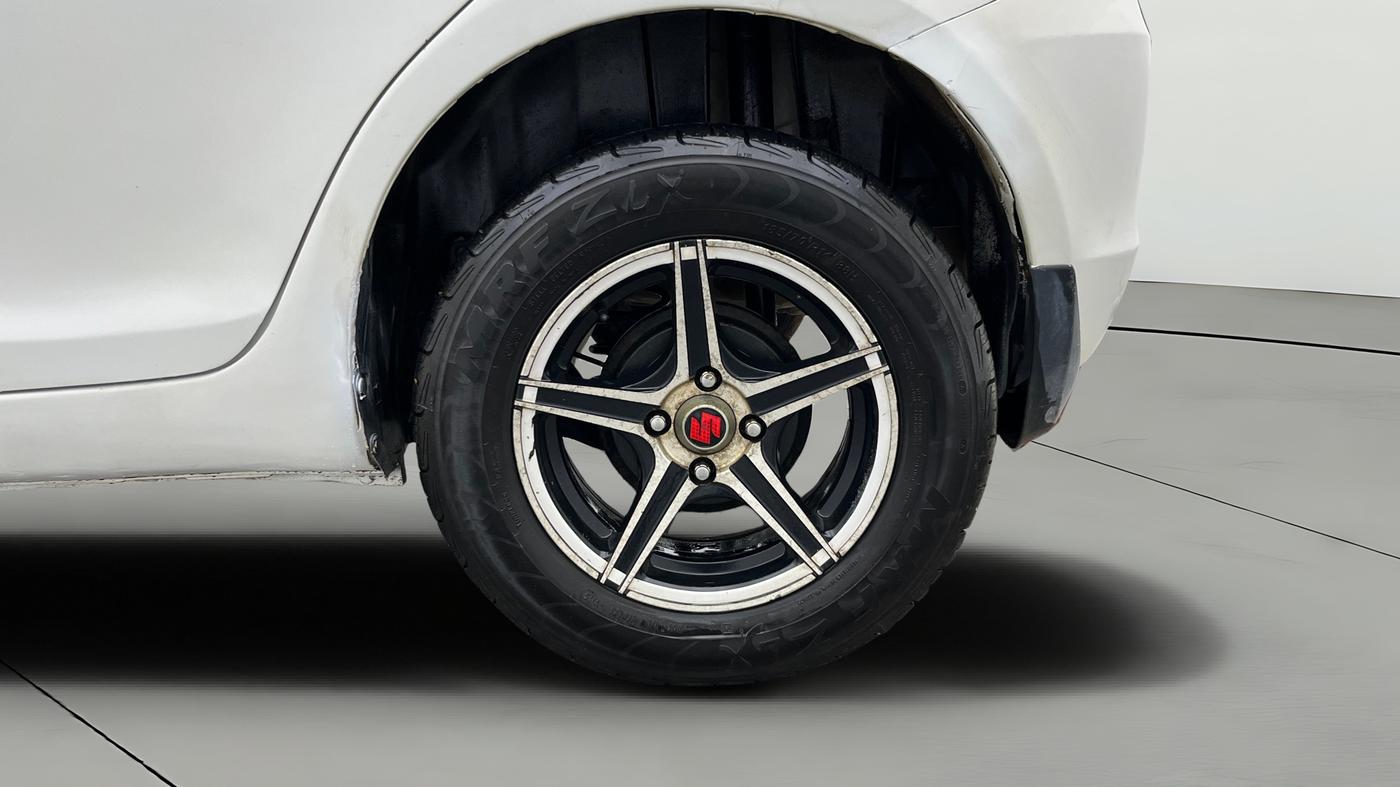 2014 Maruti Swift VXI, Petrol, Manual, 1,11,583 km, Left Rear Wheel