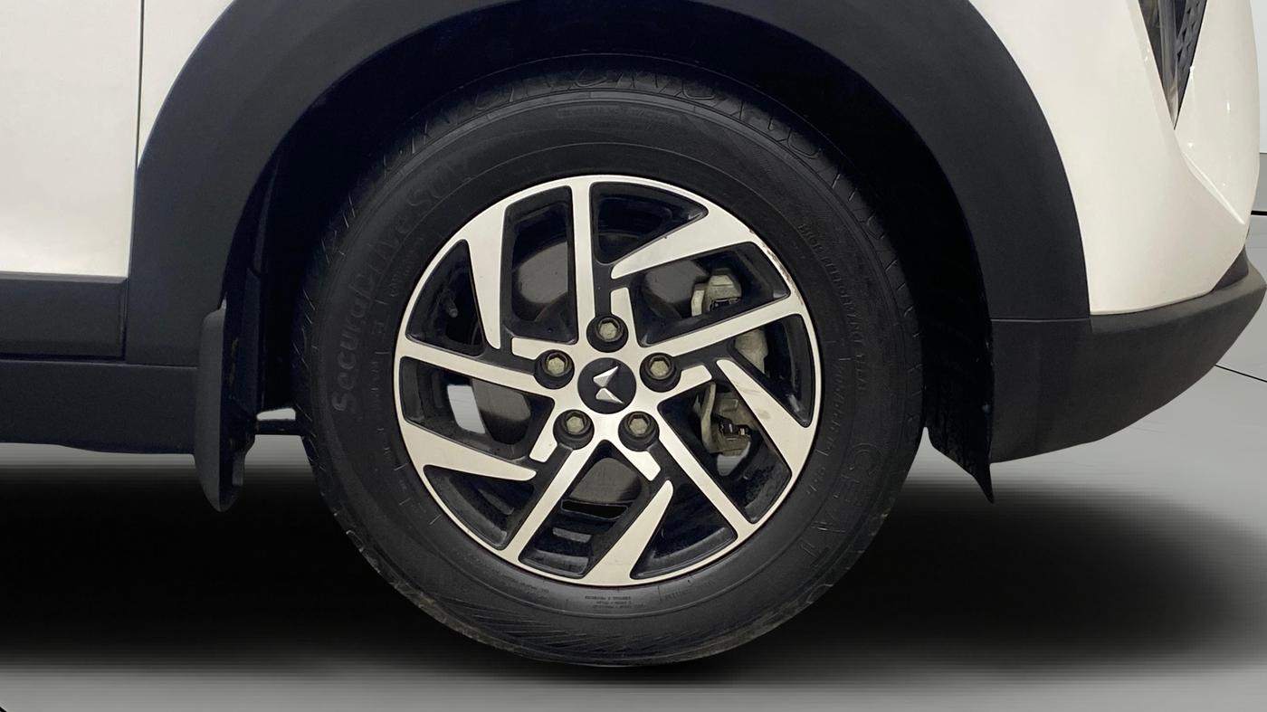 2024 Mahindra XUV 3XO AX5 1.2 L TCMPFI AT, Petrol, Automatic, 12,756 km, Right Front Wheel
