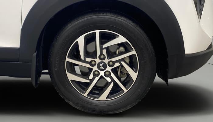 2024 Mahindra XUV 3XO AX5 1.2 L TCMPFI AT, Petrol, Automatic, 12,756 km, Right Front Wheel