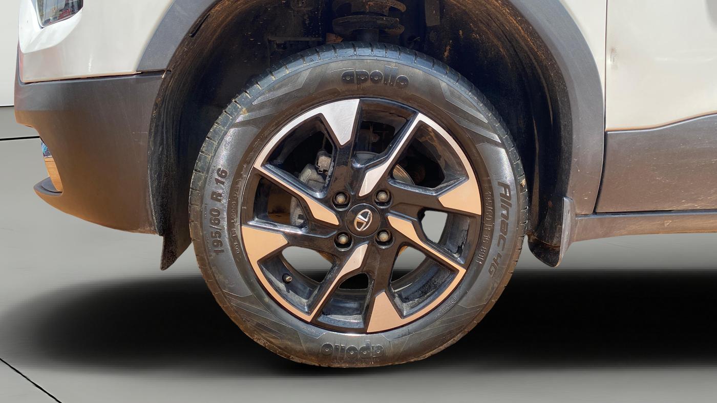 2021 Tata PUNCH ACCOMPLISHED AMT, Petrol, Automatic, 30,122 km, Left Front Wheel