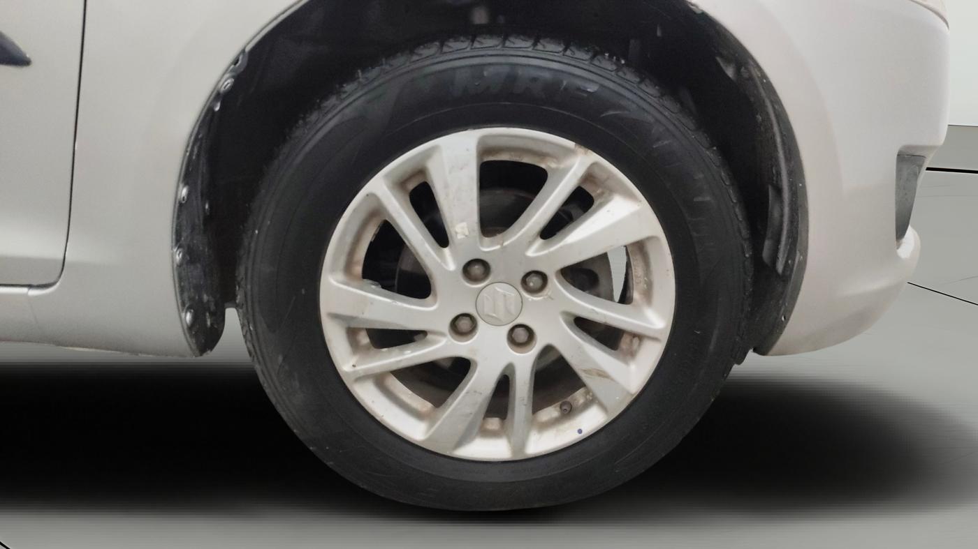 2014 Maruti Swift ZXI, Petrol, Manual, 57,910 km, Right Front Wheel