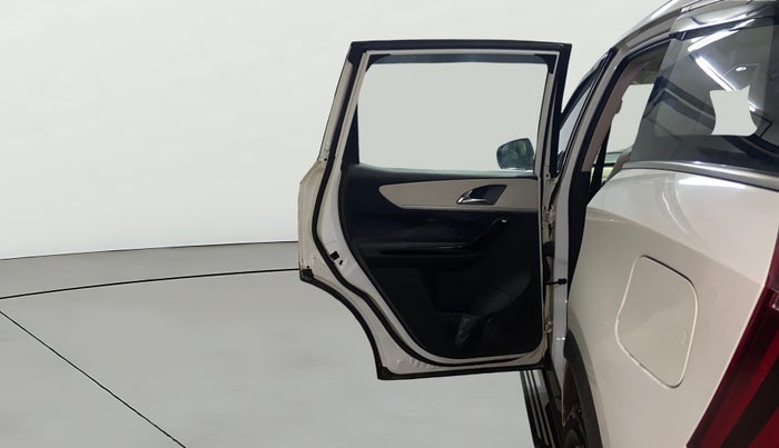 2021 Mahindra XUV700 AX 7 LUXURY P AT 7 STR, Petrol, Automatic, 59,814 km, LHS Rear Door