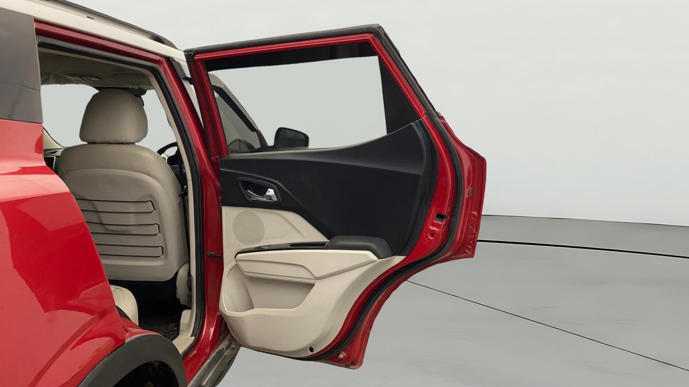 2022 Mahindra XUV300 W8 (O) 1.2 PETROL AMT DUAL TONE, Petrol, Automatic, 29,845 km, RHS Rear Door