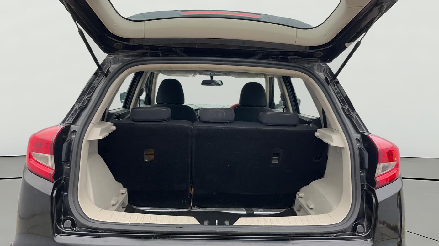 2021 Mahindra XUV300 W6 1.2 PETROL, Petrol, Manual, 1,18,178 km, Boot Open Zoomed View