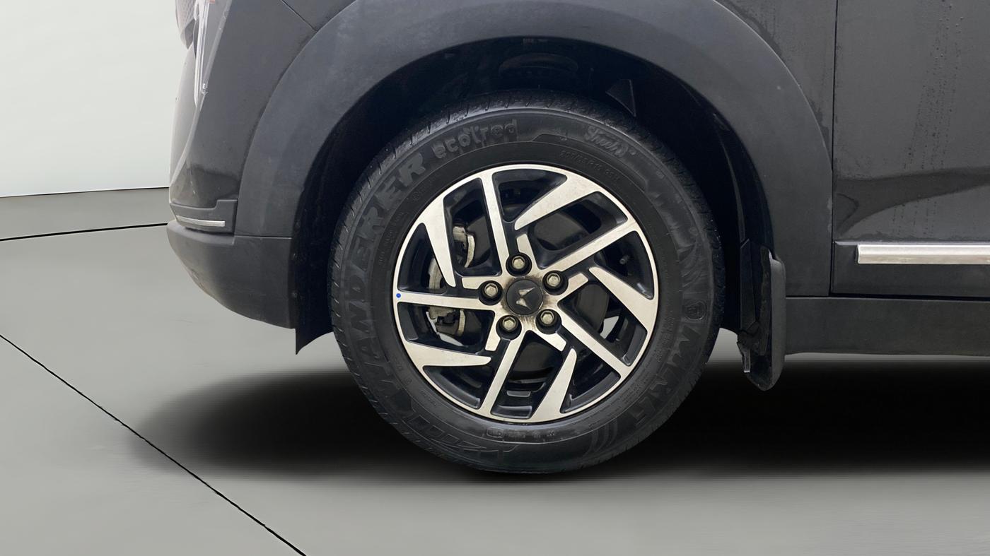 2025 Mahindra XUV 3XO AX5 1.2 L TCMPFI AT, Petrol, Automatic, 13,681 km, Left Front Wheel