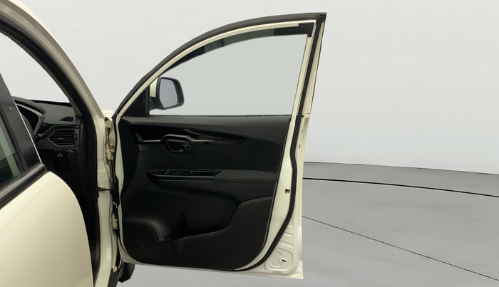 2017 Mahindra Kuv100 K8 6 STR, Petrol, Manual, 12,171 km, RHS Front Door