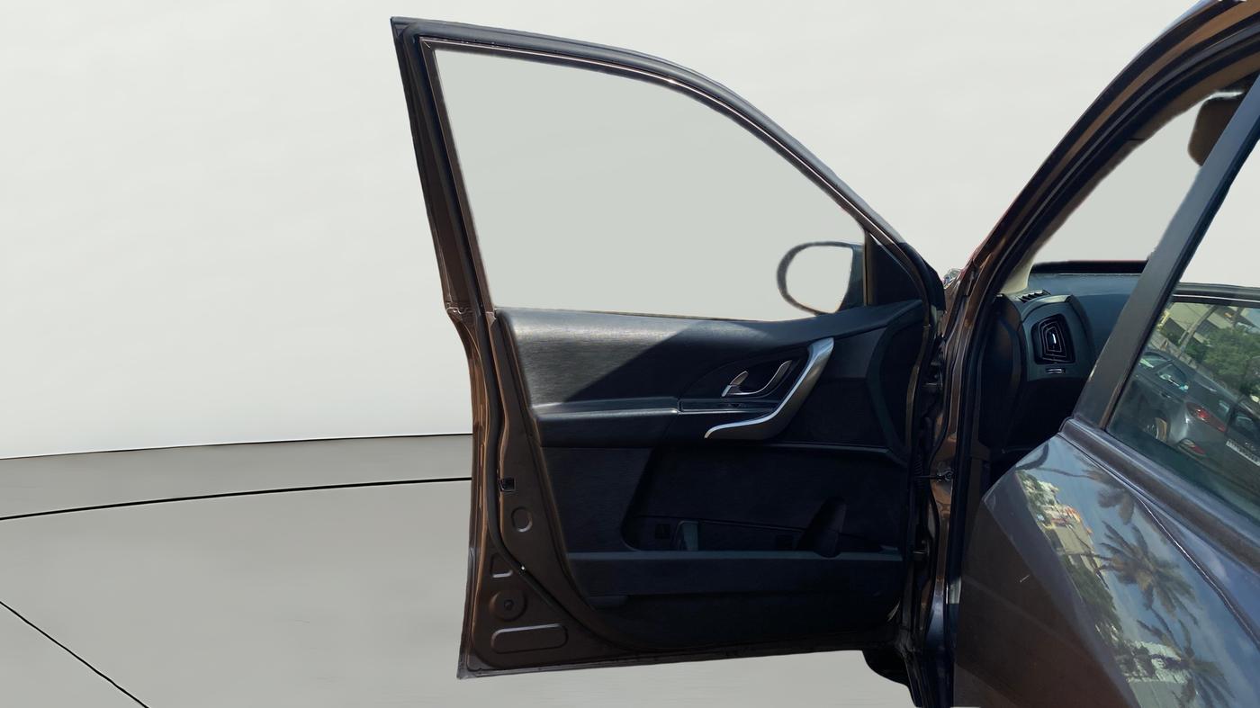 2019 Mahindra XUV500 W9 AT, Diesel, Automatic, 88,811 km, LHS Front Door
