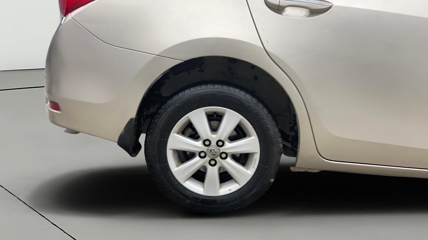 2015 Toyota Corolla Altis G PETROL, Petrol, Manual, 1,02,213 km, Right Rear Wheel