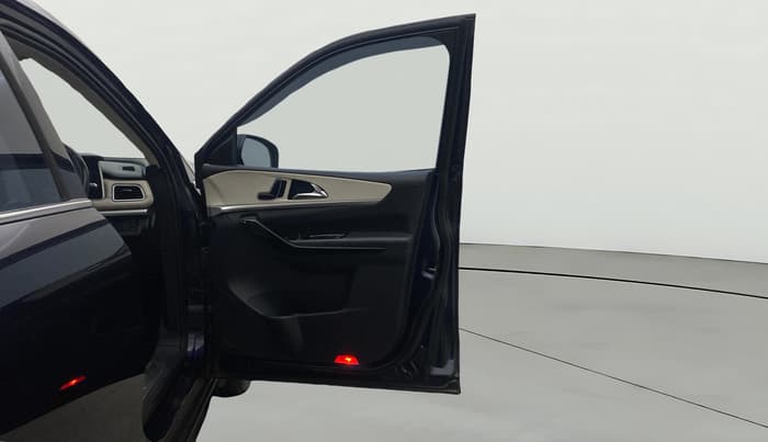 2022 Mahindra XUV700 AX 7 P AT 7 STR, Petrol, Automatic, 78,909 km, RHS Front Door