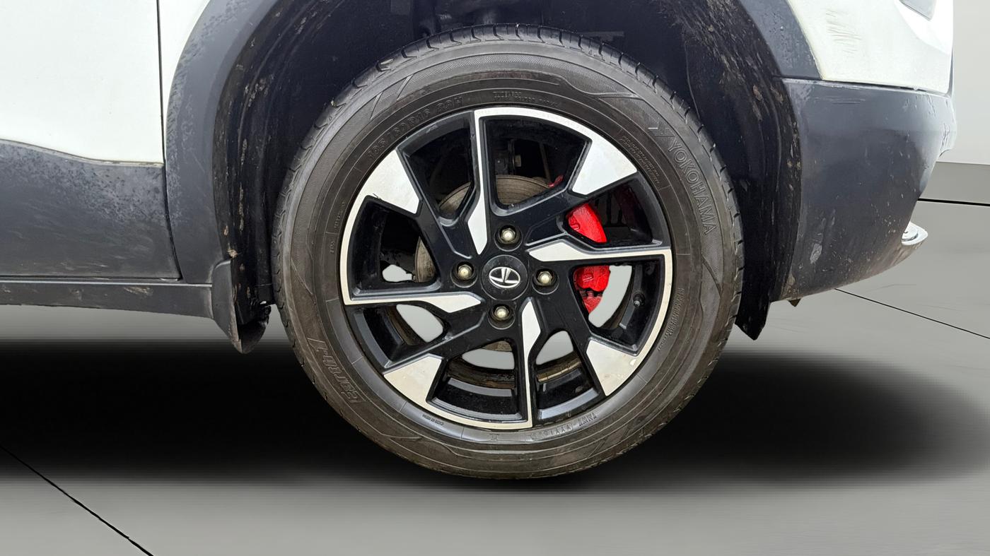 2023 Tata PUNCH ACCOMPLISHED DAZZLE SUNROOF CNG MT, CNG, Manual, 81,360 km, Right Front Wheel