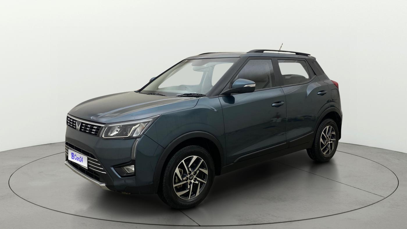 2024 Mahindra XUV300 W8 (O) 1.2 PETROL AMT, Petrol, Automatic, 15,125 km, Left Front Diagonal