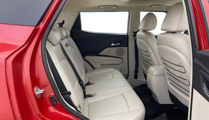 2019 Mahindra XUV300 W8 (O) 1.2 PETROL, Petrol, Manual, 47,794 km, Right Side Rear Door Cabin