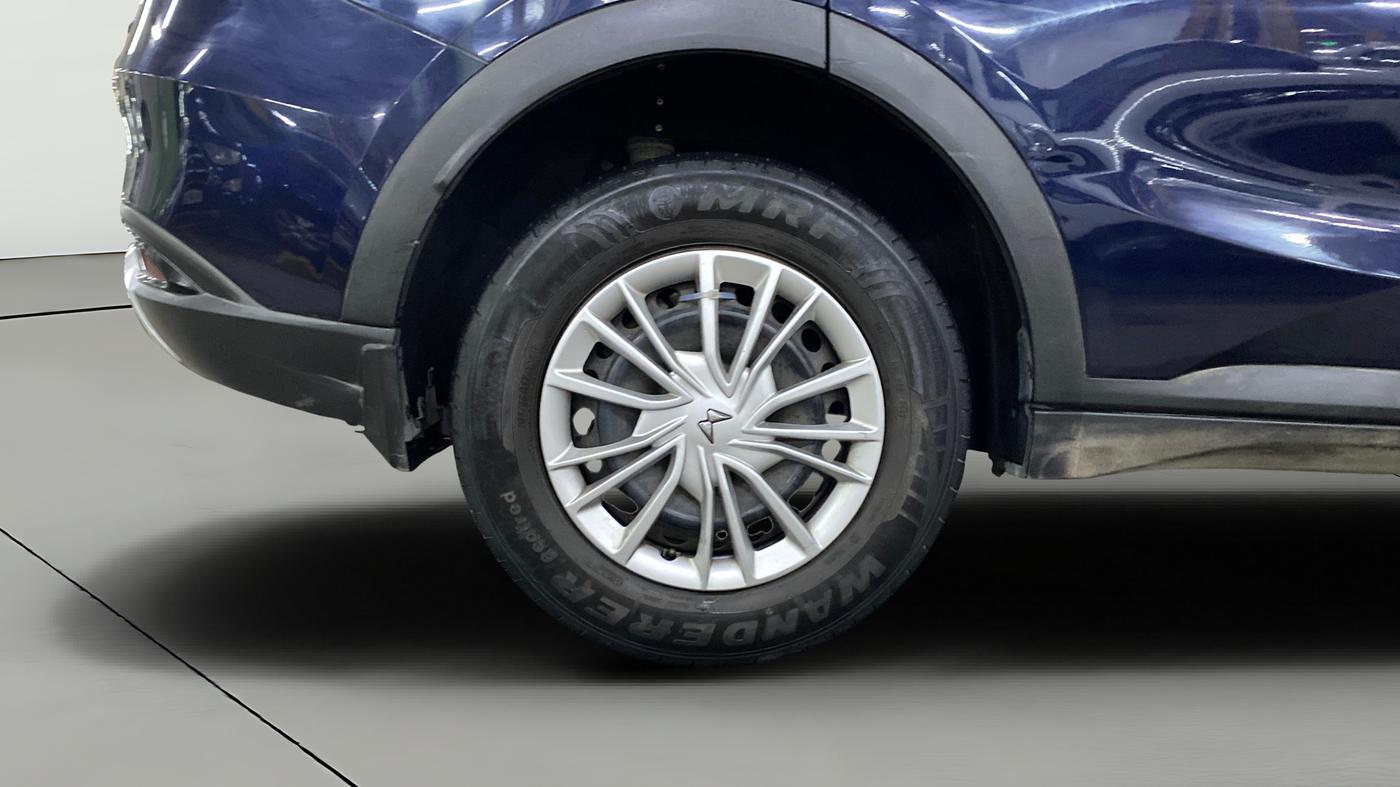 2022 Mahindra XUV700 AX 3 P MT 5 STR, Petrol, Manual, 74,579 km, Right Rear Wheel