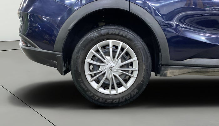 2022 Mahindra XUV700 AX 3 P MT 5 STR, Petrol, Manual, 74,579 km, Right Rear Wheel