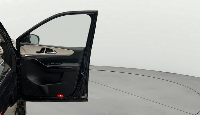 2022 Mahindra XUV700 AX 7 LUXURY P AT 7 STR, Petrol, Automatic, 20,821 km, RHS Front Door