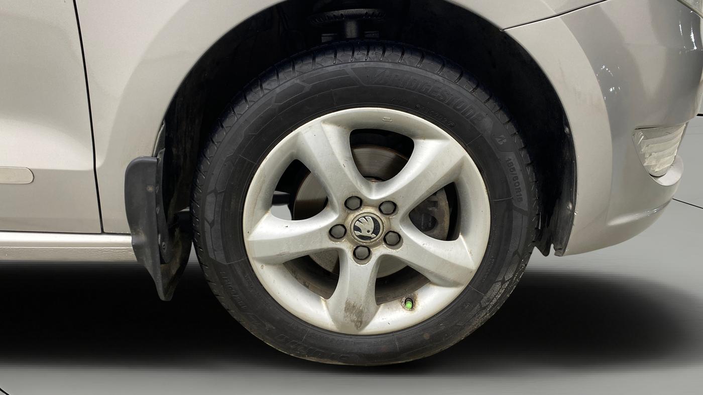 2013 Skoda Rapid ELEGANCE 1.6 MPI MT, Petrol, Manual, 76,730 km, Right Front Wheel