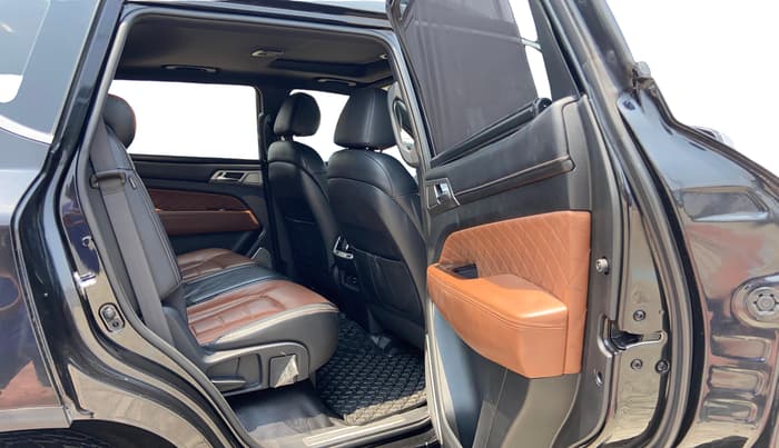 2019 Mahindra ALTURAS G4 4WD AT, Diesel, Automatic, 1,43,089 km, Right Side Rear Door Cabin