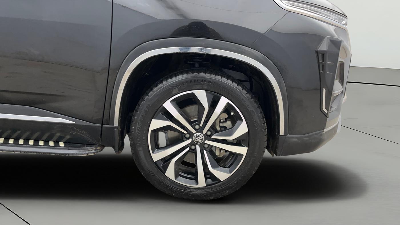 2024 MG HECTOR PLUS SHARP PRO 1.5 PETROL TURBO CVT 7 STR, Petrol, Automatic, 19,328 km, Right Front Wheel