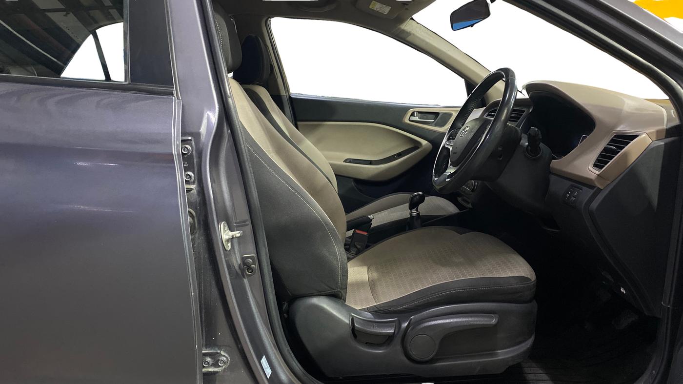 2017 Hyundai Elite i20 ASTA 1.2 (O), Petrol, Manual, 61,671 km, Right Side Front Door Cabin