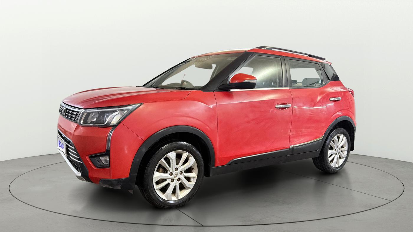 2019 Mahindra XUV300 W8 1.2 PETROL, Petrol, Manual, 1,06,801 km, Left Front Diagonal