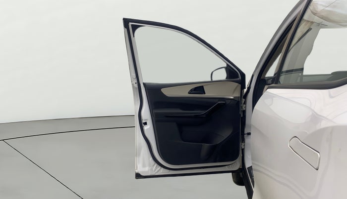 2022 Mahindra XUV700 AX 5 P AT 5 STR, Petrol, Automatic, 22,173 km, LHS Front Door