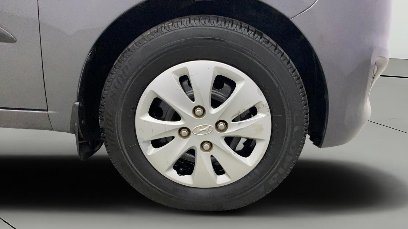 2013 Hyundai i10 MAGNA 1.2, Petrol, Manual, 1,04,687 km, Right Front Wheel