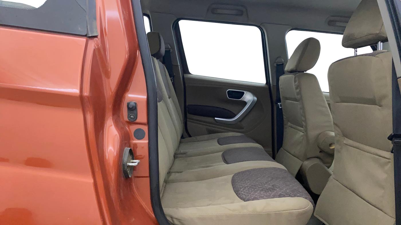 2016 Mahindra TUV300 T8, Diesel, Manual, 76,139 km, Right Side Rear Door Cabin
