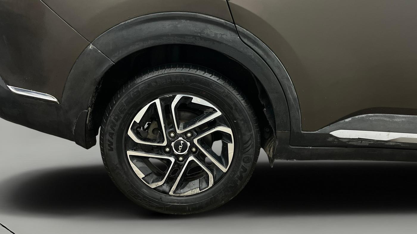 2022 KIA CARENS LUXURY PLUS 1.4 PETROL 7 STR, Petrol, Manual, 37,223 km, Right Rear Wheel