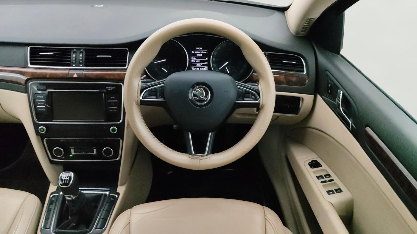 2014 Skoda Superb ELEGANCE 1.8 TSI MT, Petrol, Manual, 1,23,133 km, Steering Wheel Close Up