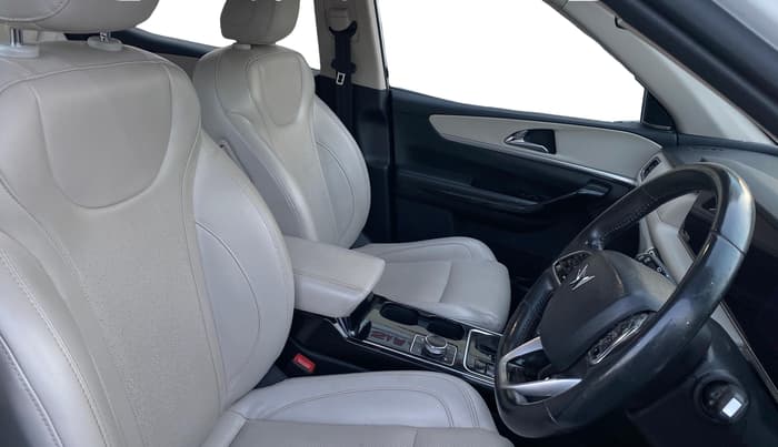 2021 Mahindra XUV700 AX 7 LUXURY D AT 7 STR, Diesel, Automatic, 77,604 km, Right Side Front Door Cabin