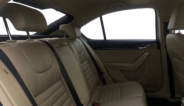 2016 Skoda Octavia STYLE PLUS AT 1.8 TSI, Petrol, Automatic, 65,982 km, Right Side Rear Door Cabin