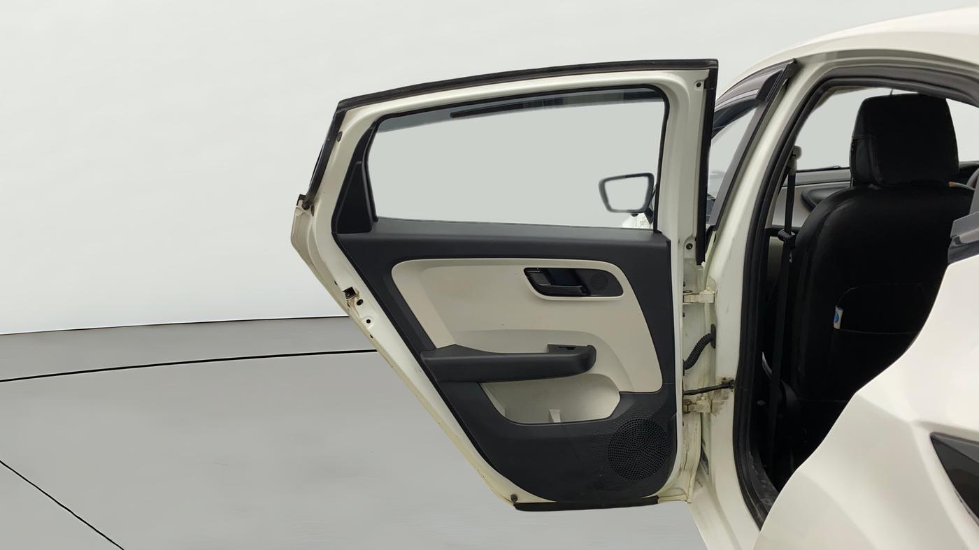 2023 Tata ALTROZ XM PLUS CNG, CNG, Manual, 84,039 km, LHS Rear Door