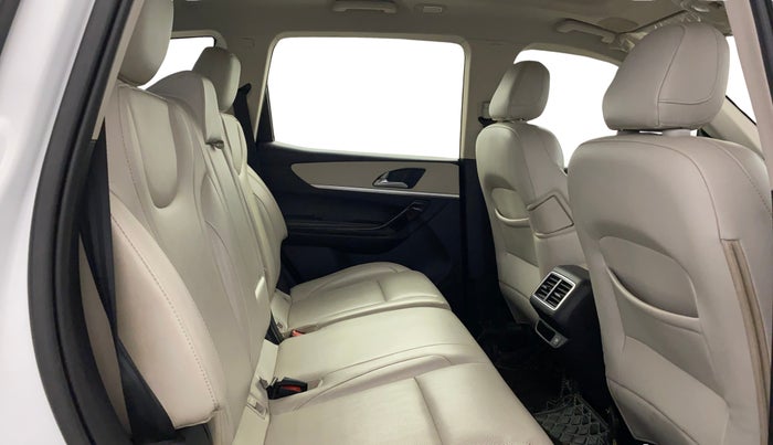 2021 Mahindra XUV700 AX 7 LUXURY D AT 7 STR, Diesel, Automatic, 92,703 km, Right Side Rear Door Cabin