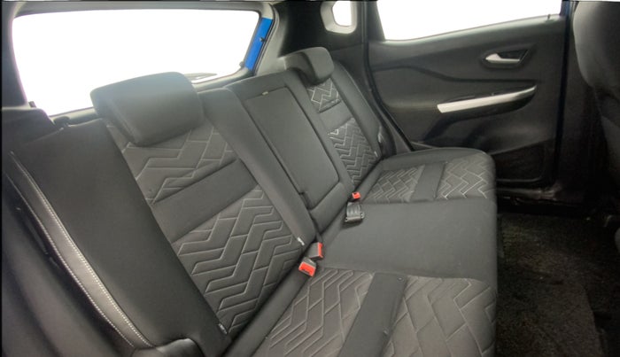 2021 Nissan MAGNITE XV PREMIUM TURBO CVT DUAL TONE, Petrol, Automatic, 40,926 km, Right Side Rear Door Cabin