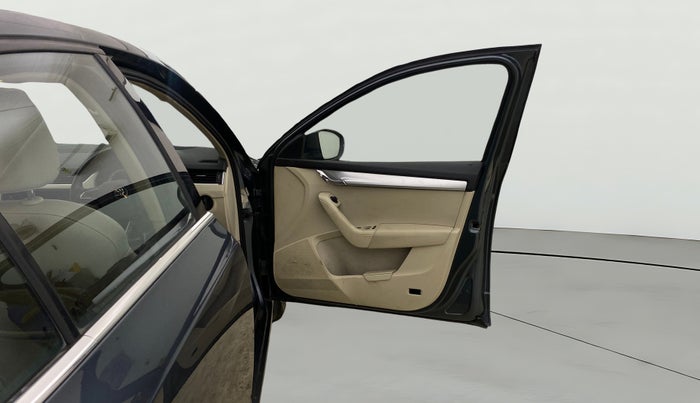 2017 Skoda Octavia STYLE 1.8 TSI AT, Petrol, Automatic, 92,155 km, RHS Front Door