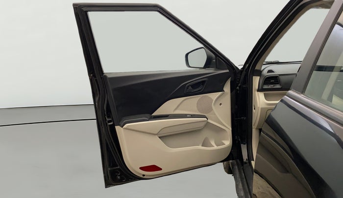 2023 Mahindra XUV300 W6 1.2 PETROL, Petrol, Manual, 33,516 km, LHS Front Door