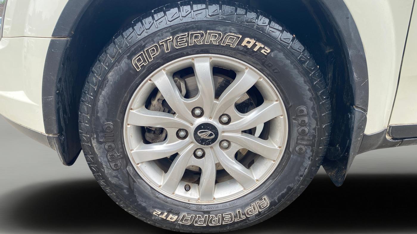 2015 Mahindra XUV500 W10, Diesel, Manual, 77,864 km, Left Front Wheel