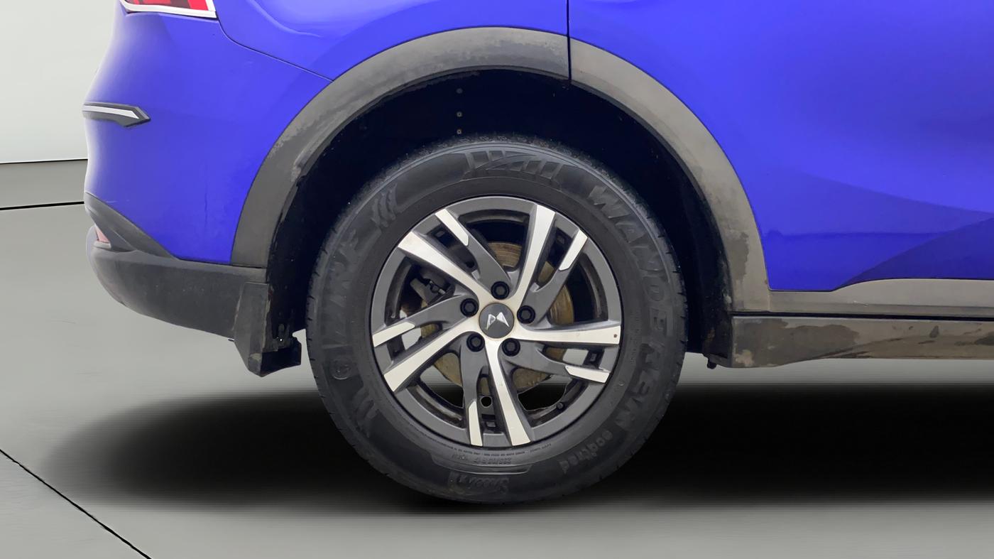 2022 Mahindra XUV700 AX 5 D MT 7 STR, Diesel, Manual, 69,388 km, Right Rear Wheel